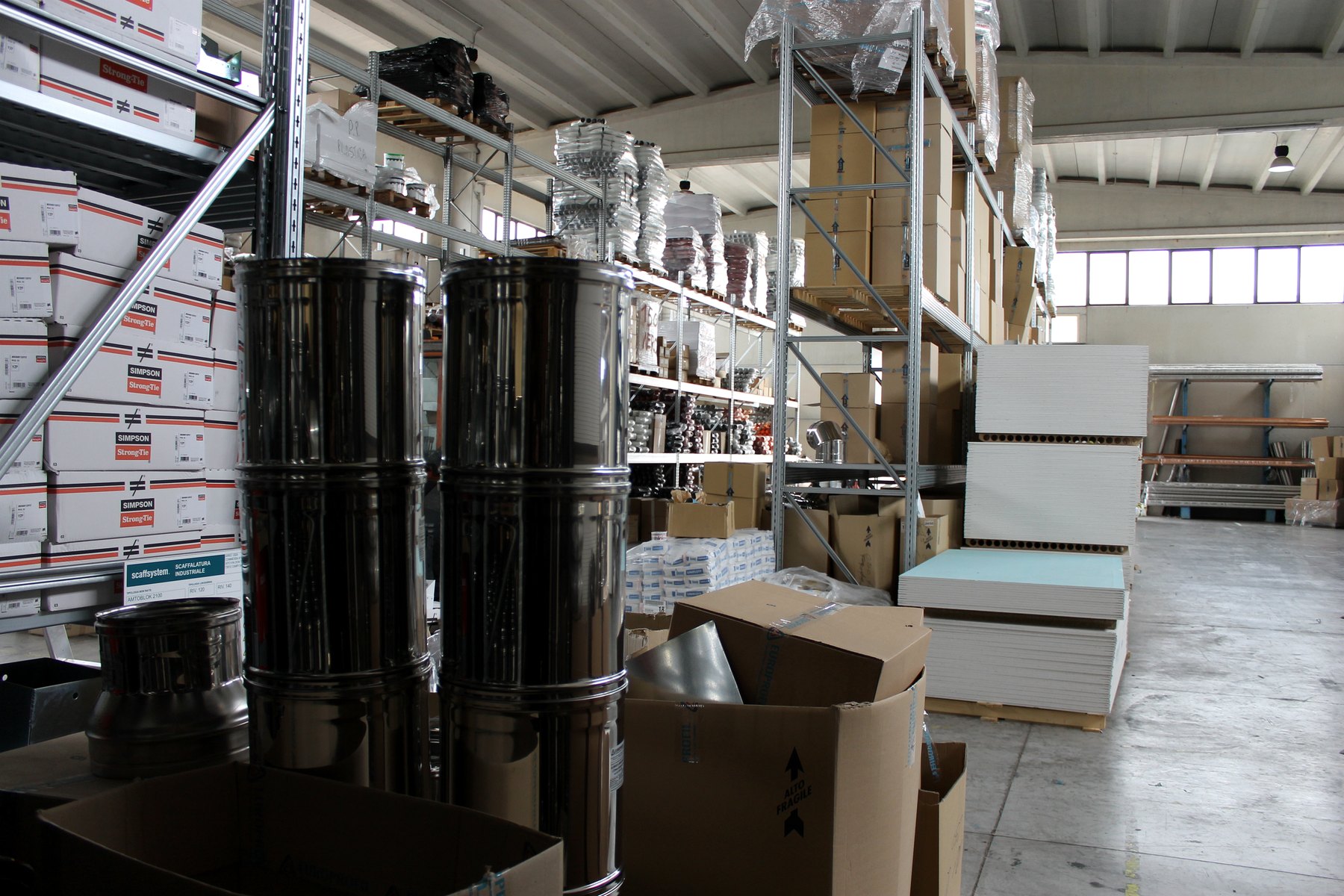Magazzino canne fumarie e materiali sistema tetto Fomed